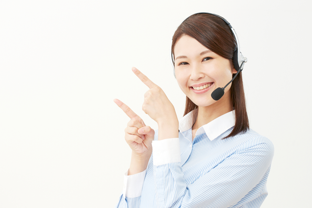 海外でauスマホをwifiに接続する方法を説明する女性