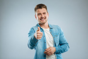 いいねのポーズの男性