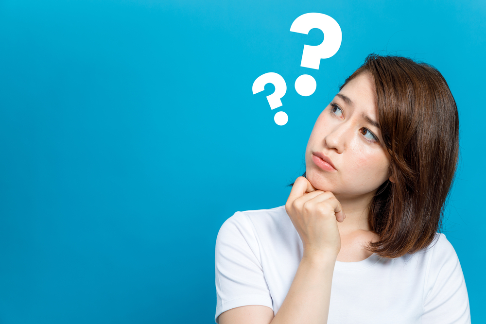 悩む女性の画像