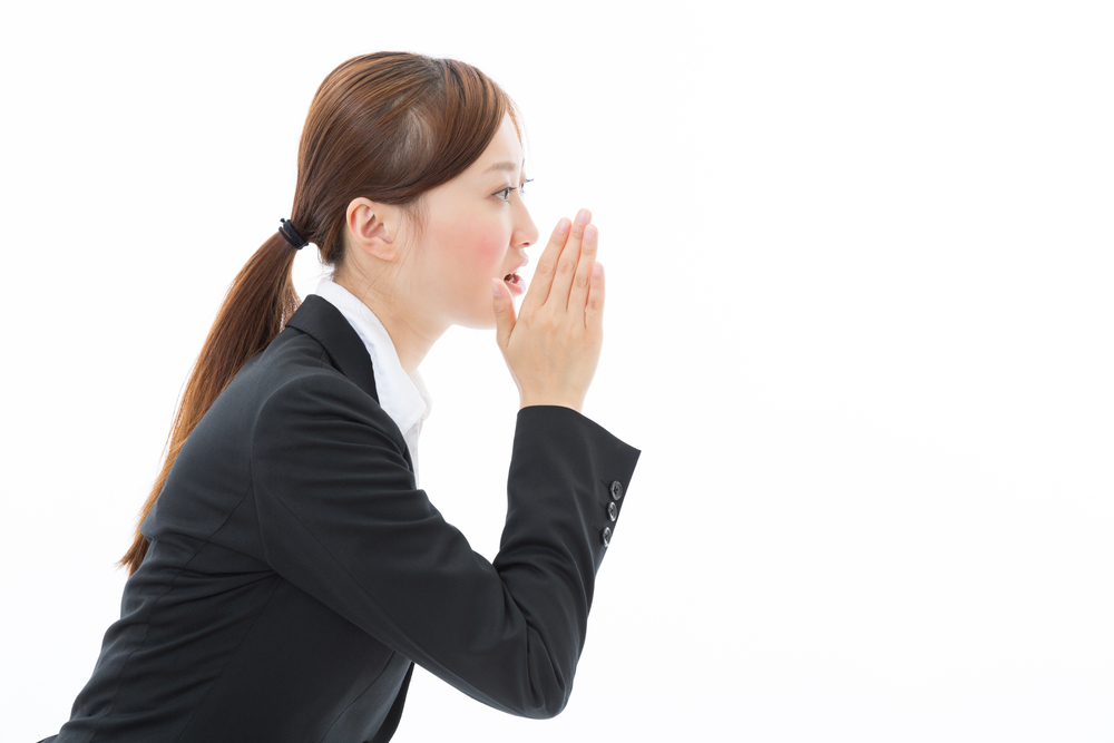 耳打ちする女性の画像