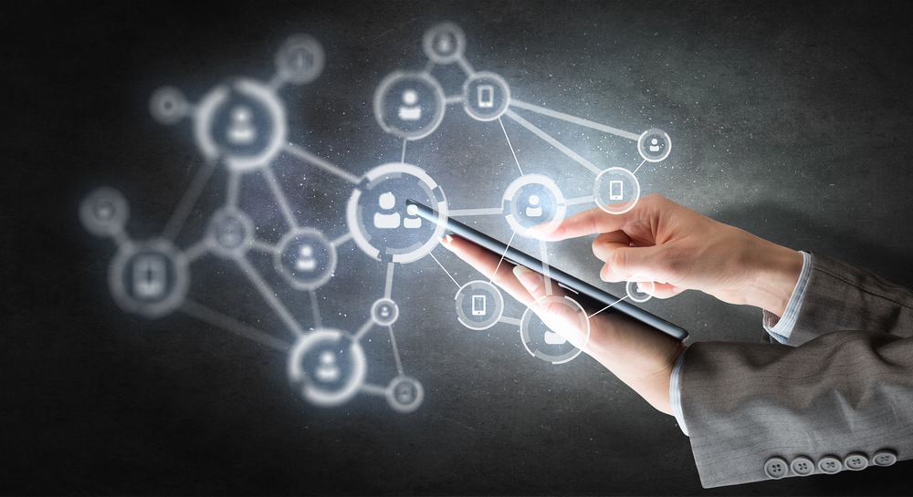 タブレットで選ぶ男性