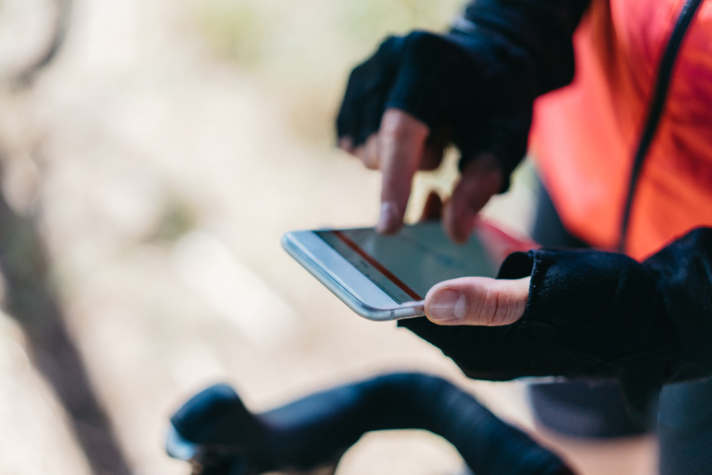 スマホをいじる女性