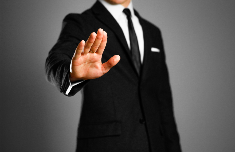 手を広げる男性