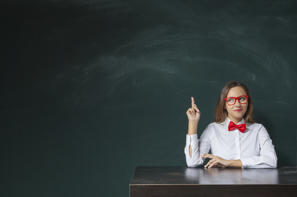 黒板と女性