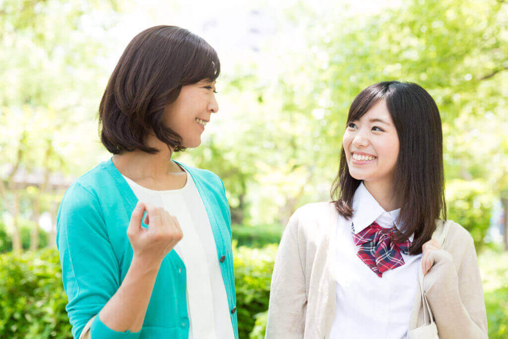 楽しく会話する親子