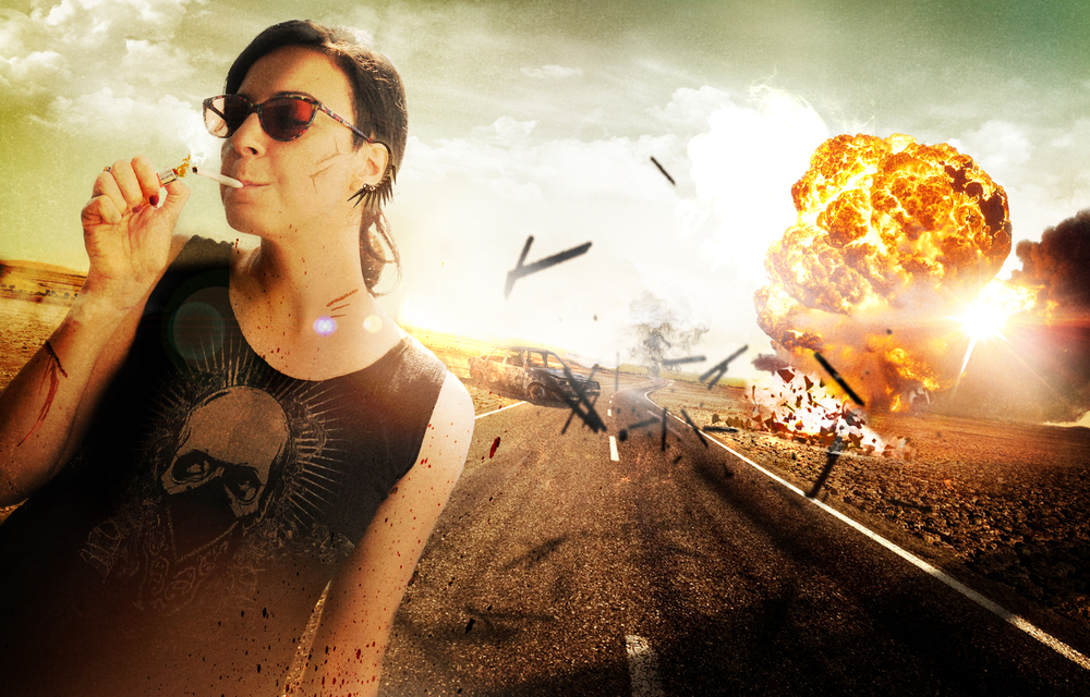 爆破シーンを背にする女性