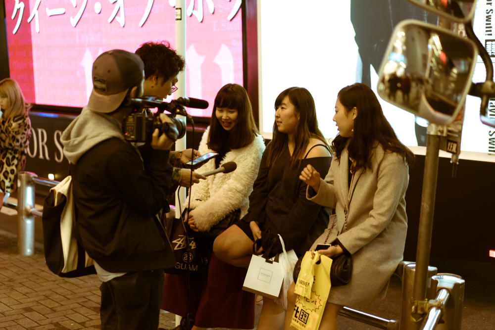 インタビューを受ける女性3人