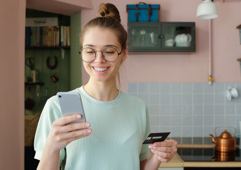 スマホで申し込みをする女性