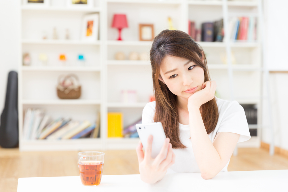 検索結果を疑う女性