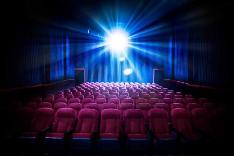 映画館の客席とライトの光