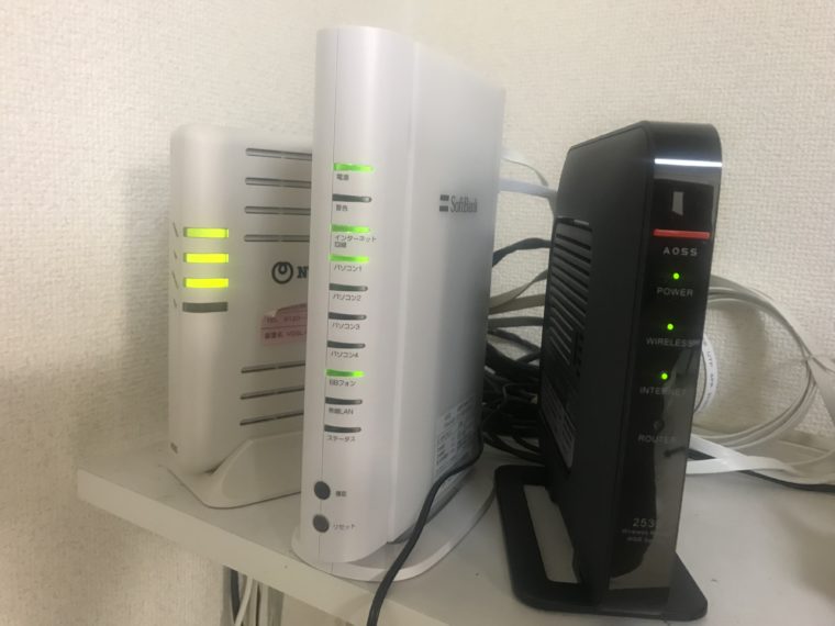 光BBユニットと市販ルーターをブリッジ接続している写真