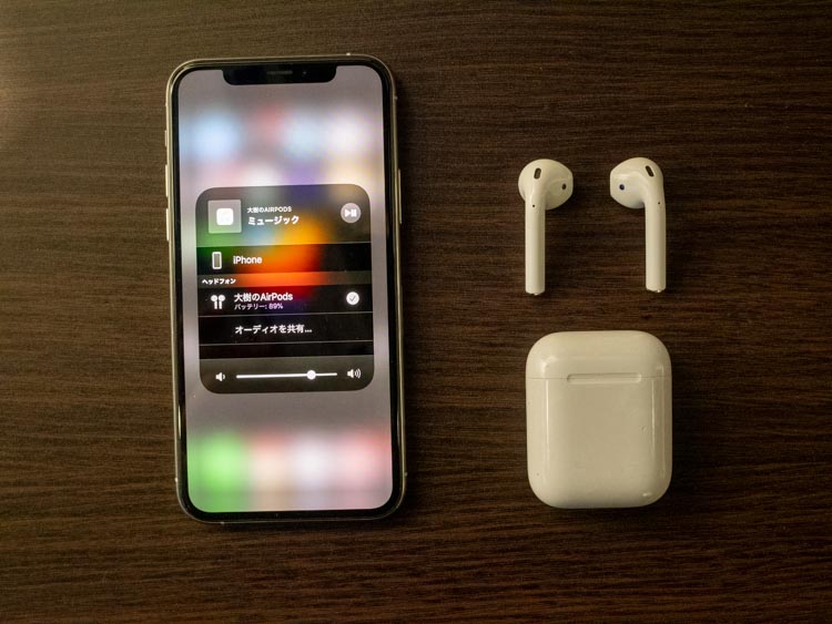イヤホンとスマホをbluetoothで接続する写真