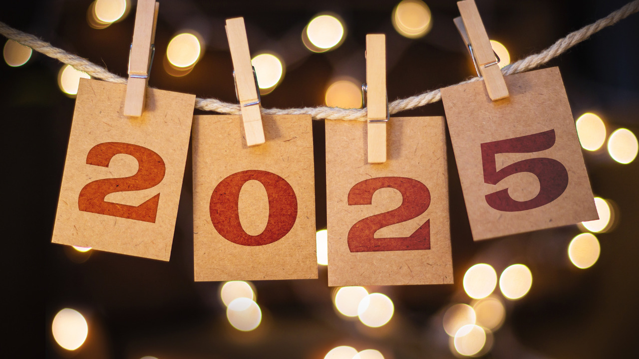 2025と書かれた紙