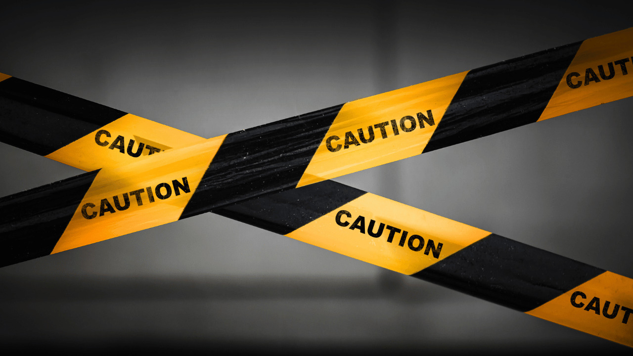 cautionと書かれたテープ